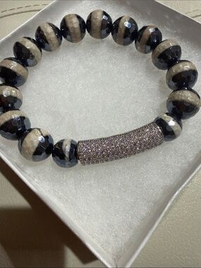 Fauceted agate Beaded Stretch Bracelet with Glitter Pavé Bar - Black and Cream